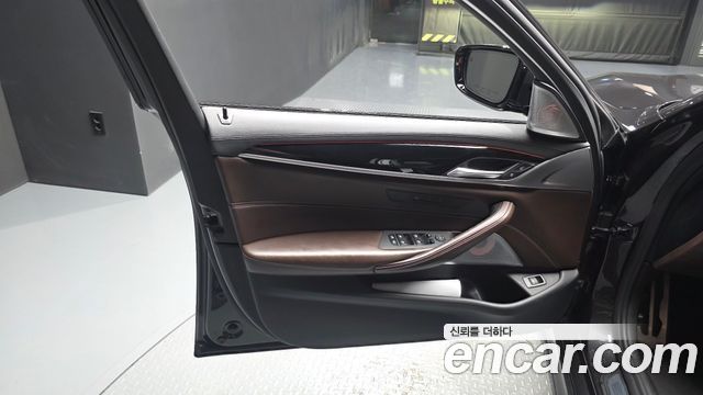BMW 5-Series 2019 — photo 14