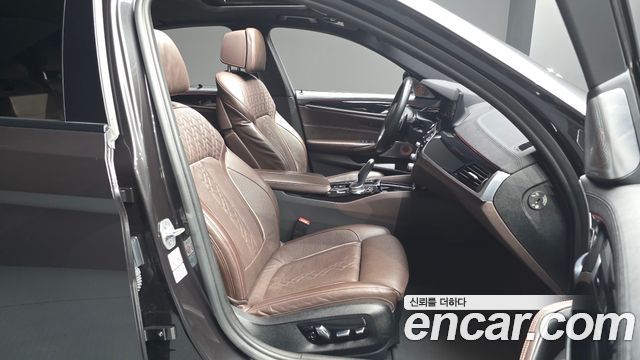 BMW 5-Series 2019 — photo 16
