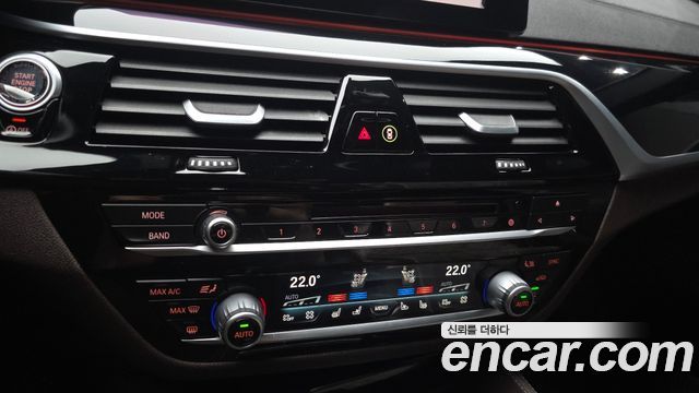 BMW 5-Series 2019 — photo 28