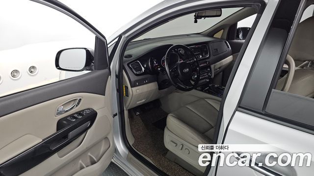 Kia Canival 2015 — photo 10