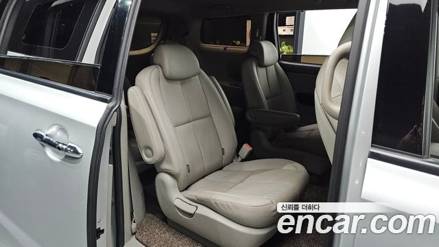 Kia Canival 2015 — photo 11