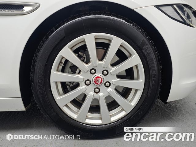 Jaguar XE 2018 — photo 5