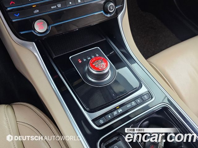 Jaguar XE 2018 — photo 9