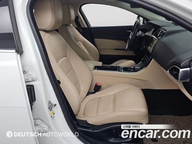 Jaguar XE 2018 — photo 10