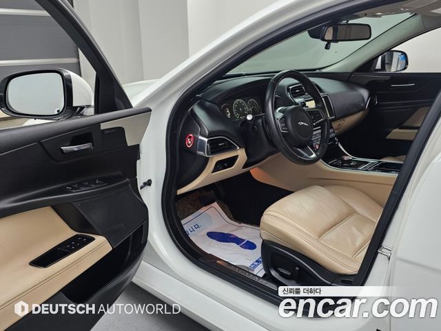 Jaguar XE 2018 — photo 11