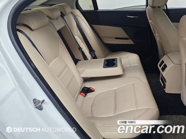 Jaguar XE 2018 — photo 12