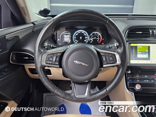 Jaguar XE 2018 — photo 13