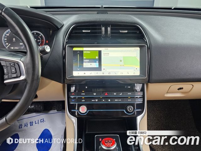 Jaguar XE 2018 — photo 14