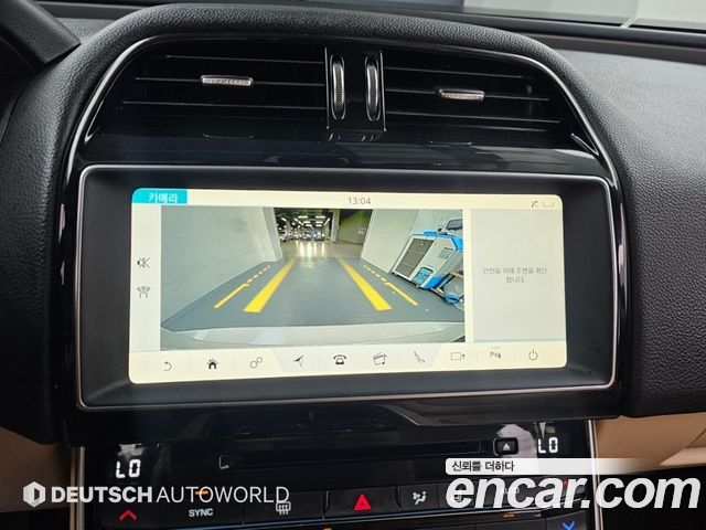 Jaguar XE 2018 — photo 15