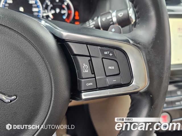 Jaguar XE 2018 — photo 17