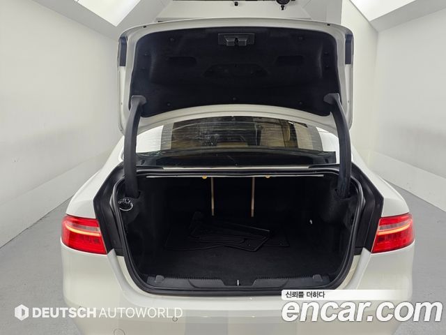 Jaguar XE 2018 — photo 19