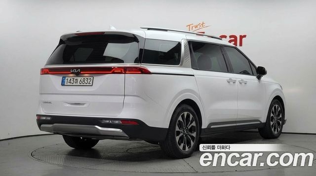 Kia Canival 2023 — photo 2