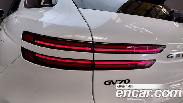 Genesis GV70 2023 — photo 9