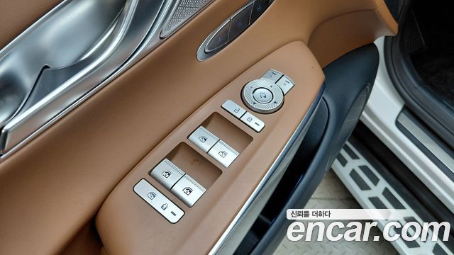 Genesis GV70 2023 — photo 32