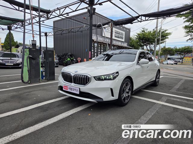 BMW 5-Series 2024 — photo 1