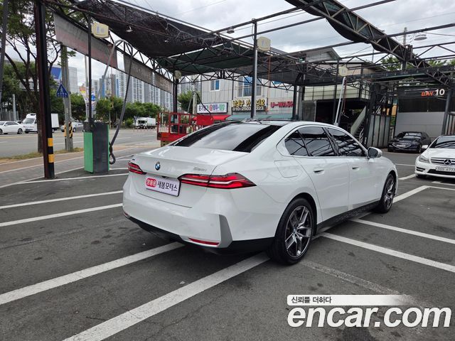 BMW 5-Series 2024 — photo 2
