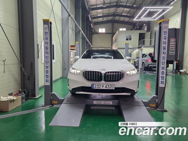 BMW 5-Series 2024 — photo 19