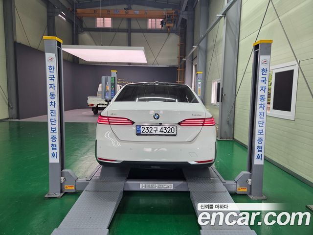 BMW 5-Series 2024 — photo 20