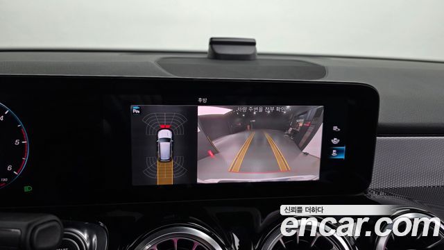 Mercedes-Benz GLB-Class 2021 — photo 14