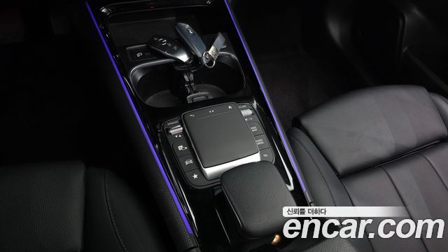 Mercedes-Benz GLB-Class 2021 — photo 17
