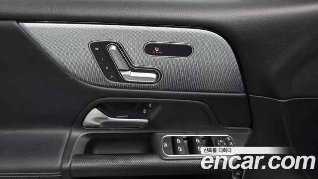 Mercedes-Benz GLB-Class 2021 — photo 18