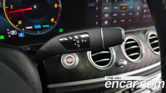 Mercedes-Benz E-Class 2022 — photo 12