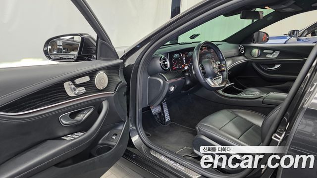Mercedes-Benz E-Class 2022 — photo 13