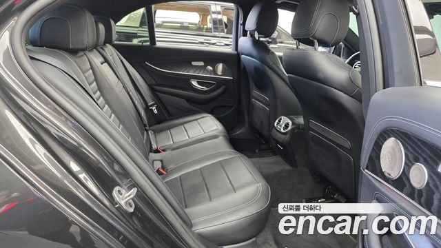 Mercedes-Benz E-Class 2022 — photo 17