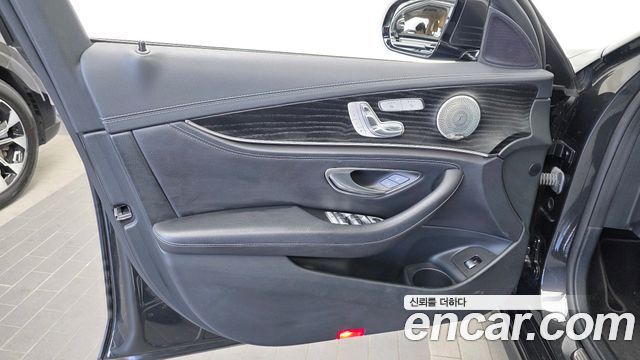 Mercedes-Benz E-Class 2022 — photo 14
