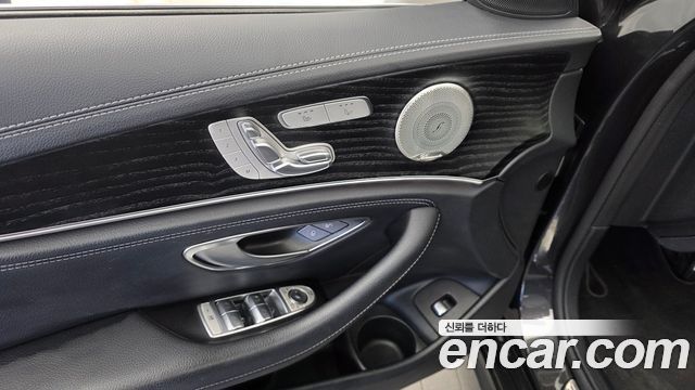 Mercedes-Benz E-Class 2022 — photo 29