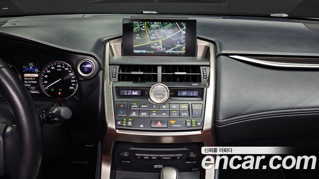Lexus NX 2017 — photo 20