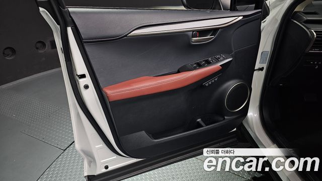Lexus NX 2017 — photo 14