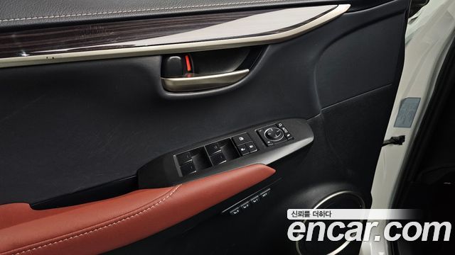 Lexus NX 2017 — photo 28