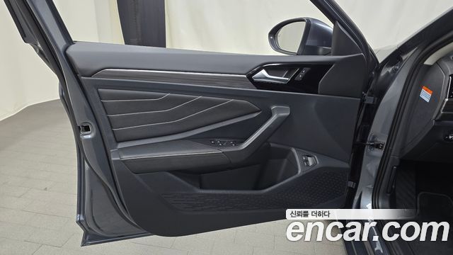 Volkswagen Jetta 2023 — photo 14