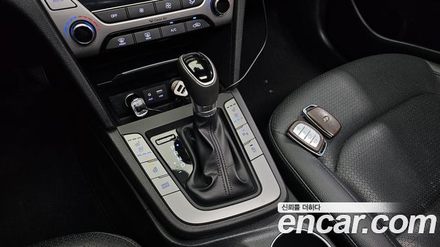 Hyundai AVANTE 2018 — photo 12