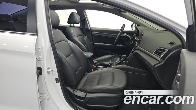 Hyundai AVANTE 2018 — photo 13
