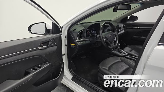 Hyundai AVANTE 2018 — photo 17