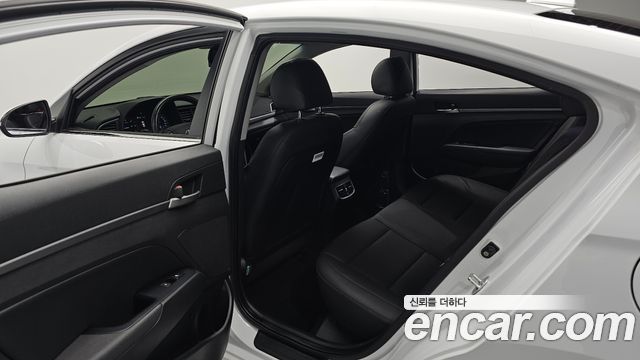 Hyundai AVANTE 2018 — photo 18