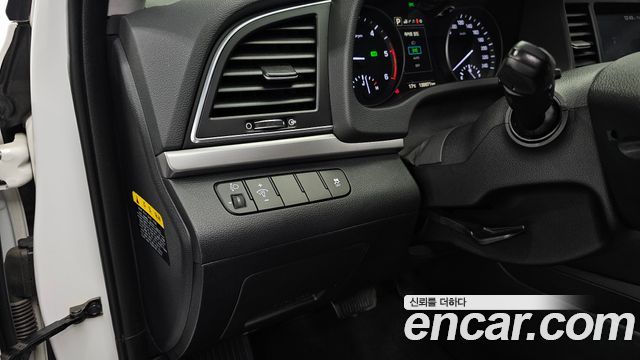 Hyundai AVANTE 2018 — photo 23