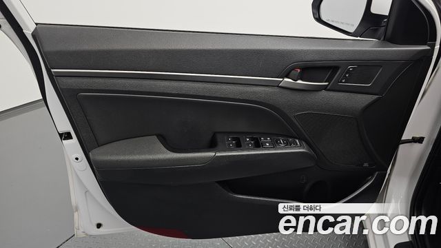 Hyundai AVANTE 2018 — photo 14