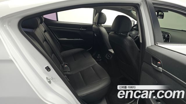 Hyundai AVANTE 2018 — photo 16