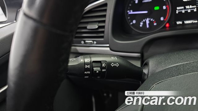 Hyundai AVANTE 2018 — photo 31
