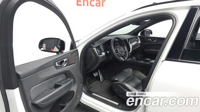 Volvo XC60 2021 — photo 13