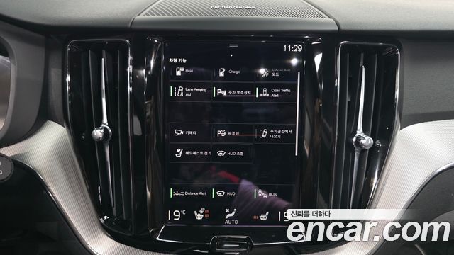 Volvo XC60 2021 — photo 22