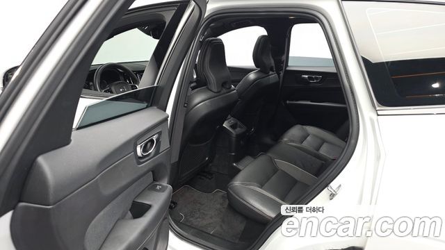 Volvo XC60 2021 — photo 16