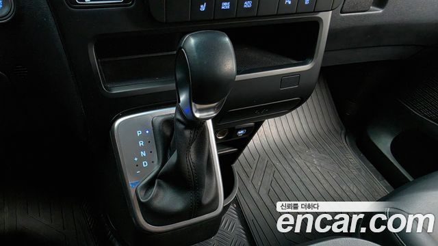Hyundai Staria 2025 — photo 12