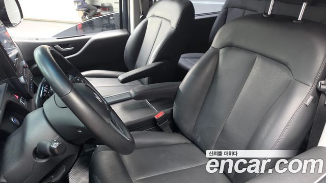 Hyundai Staria 2025 — photo 28