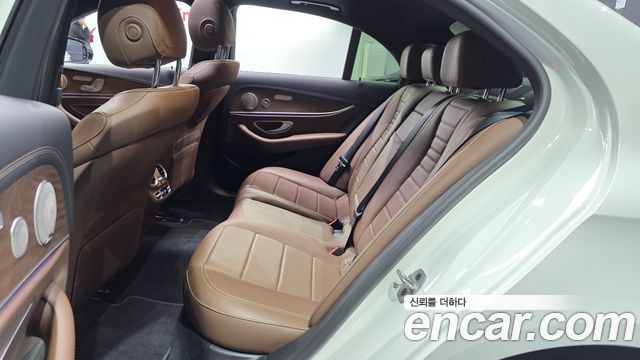 Mercedes-Benz E-Class 2021 — photo 11
