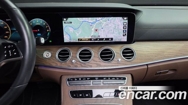 Mercedes-Benz E-Class 2021 — photo 17