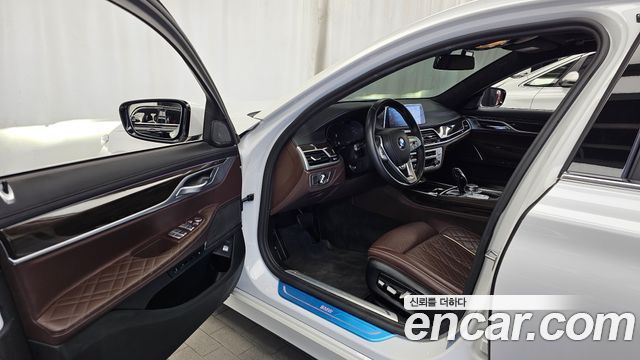 BMW 7-Series 2021 — photo 10